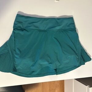 Lululemon Skort for golf or tennis in a beautiful Maldives green